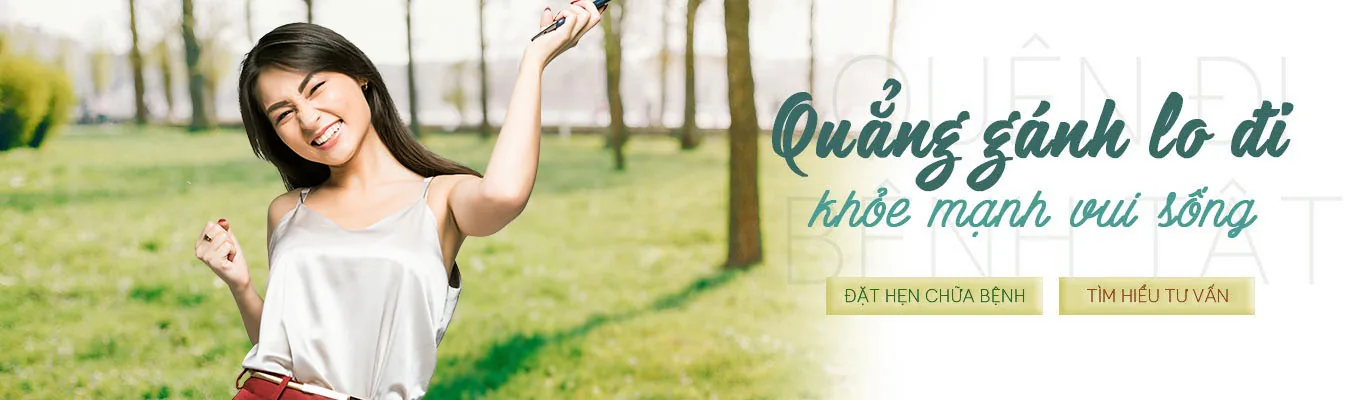 Banner Tư vấn sức khỏe phụ khoa: cô gái tươi cười giữa công viên, khẩu hiệu Quẳng gánh lo đi khỏe mạnh vui sống
